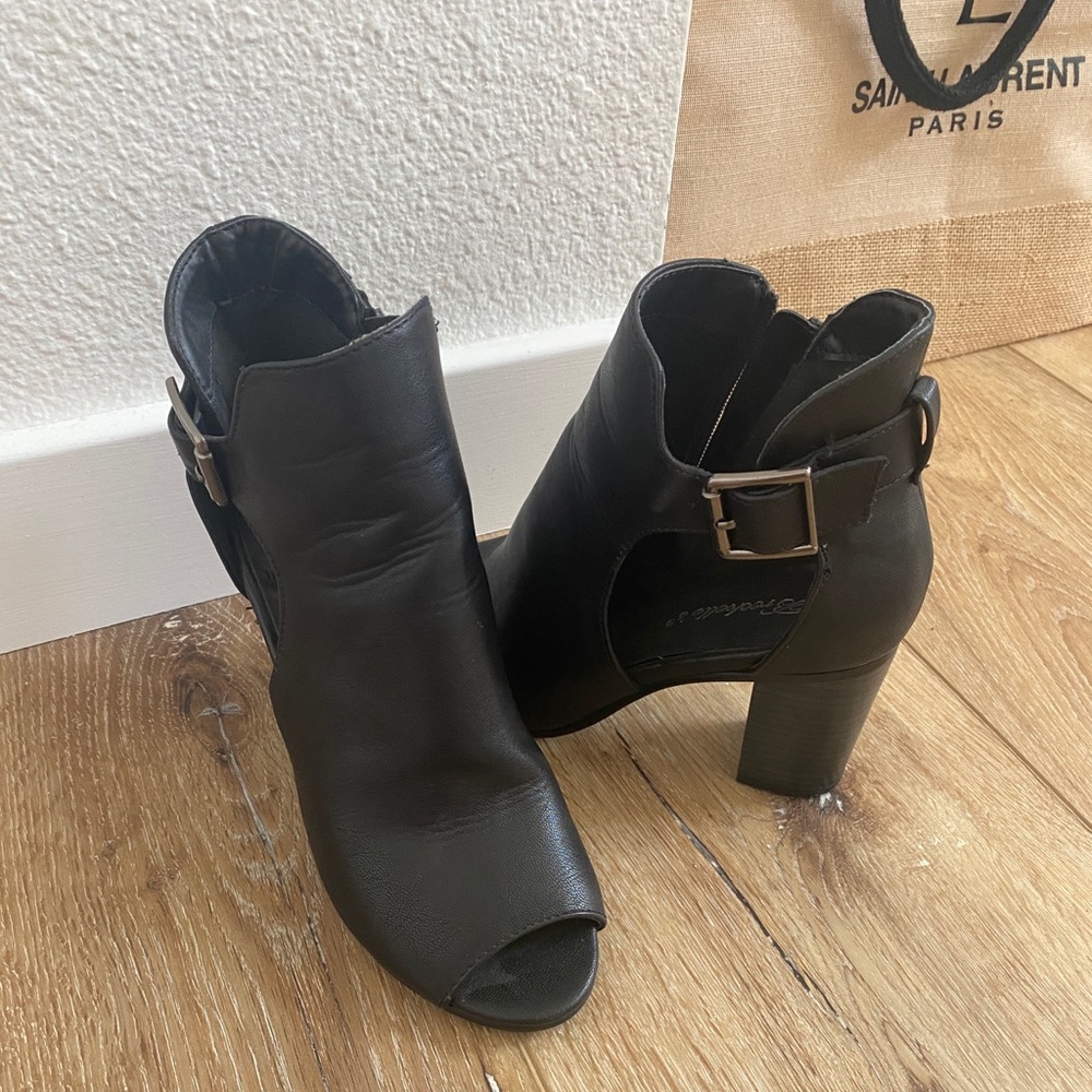 Black boot size 5 1/2